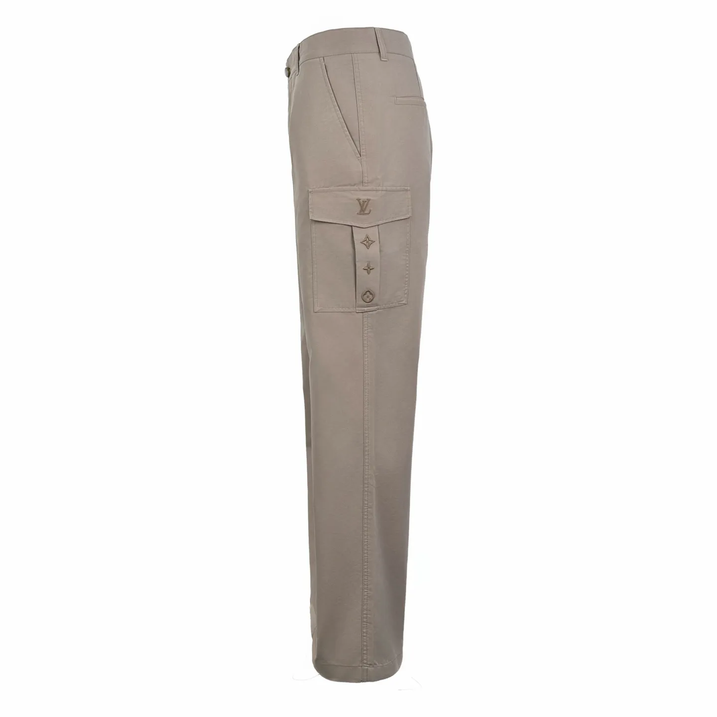 🅿️500 1v Pocket logo embroidered work trousers (khaki). The original purchase was 11,300 and developed. The fabric is made of customized soft light silk sateen. It is soft to the touch and comfortable to the skin. Khaki is the main color. It is low-key but not dull. Simple but has a sense of luxury. Use the flip work pocket as the canvas to reconstruct a pragmatic ritual sense. LV logo embroidery is embellished on it like a secret medal. A leather patch is used as the finishing touch on the back pocket, implying that there is no need to show off because it is luxury in itself, a low-key statement of power. The workwear gene is infused with luxury DNA, unlocking thousands of fashion codes, using imported machine embroidery technology. Using advanced computer control systems and precision mechanical parts to realize the Louis Vuitton embroidery logo operation with high precision. The lines are smooth and delicate. The template machine opens the bag. The preset template guides the position, shape and size of the bag. The accuracy ensures the quality of the bag opening effect, soft light washing process. Through specific chemical and logistical treatments, the surface of the fabric is given a soft luster, adding a touch of gentleness. Size:48-50-52-54